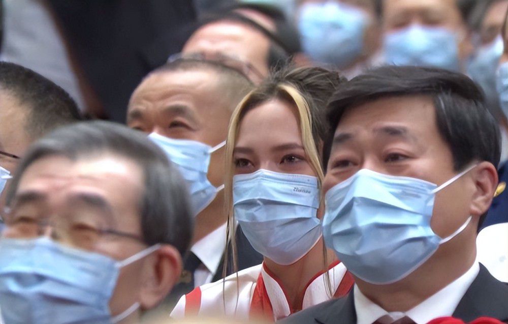 最后，他们决定停止战斗，几个印第安人后来告诉我，我说的那番话打动了他们，即你们的座右铭的意思不是不成功，毋宁死，而是功成身退。